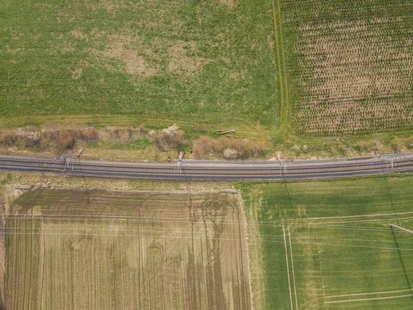 Luftfoto Vejen Gennem Landdistrikterne Græsmarker Ved Siden Asfaltvejen Begrebet Road - Stock-foto