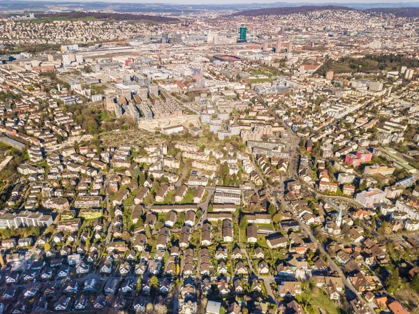 町の境界にある建物の空中ビュー スイス郊外における都市空間の概念 — ストック写真