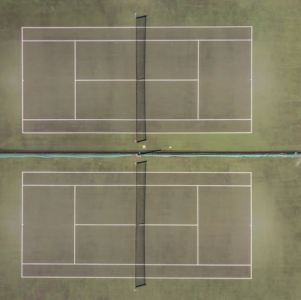 緑のダブルテニスコートの空中ビュー — ストック写真
