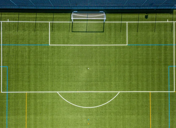 サッカーのゴールとペナルティエリアの空中ビュー 白い線で空のサッカー場 — ストック写真