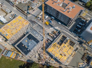 Avrupa kentinde büyük bir vinç bulunan inşaat alanının havadan görüntüsü.