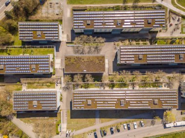 Fotovoltaik panelli çatıların havadan görüntüsü
