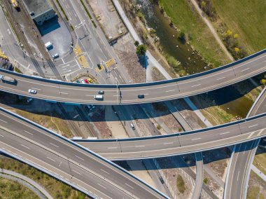 İsviçre 'de Zürih' e giden otoyolun havadan görüntüsü. Zürih 'e giden otoyolun büyük kavşağı.