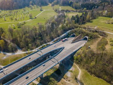 İsviçre 'de Zürih' e giden otoyolun havadan görüntüsü. Zürih 'e giden otoyolun büyük kavşağı.