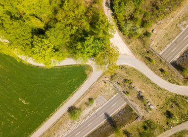 İsviçre 'de yol üzerindeki yaban hayatı üst geçidinin havadan görünüşü