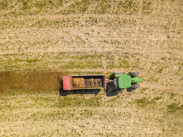 농경지에 배설물을 퍼뜨리는 트랙터의 모습을 공중에서 수있습니다 비료를 — 스톡 사진