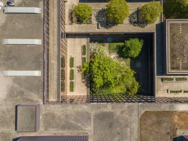 Üniversite binalarının havadan görünüşü. Park ortamındaki çatıların genel görüntüsü.