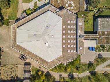 Üniversite binalarının havadan görünüşü. Park ortamındaki çatıların genel görüntüsü.