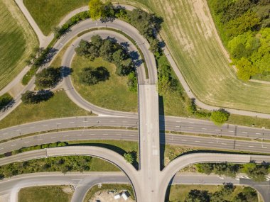 İsviçre 'deki üst geçitle yol kesişiminin hava görüntüsü.