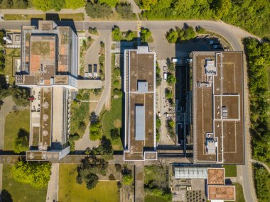 Elektrik üretimi için fotovoltaik paneli olan binaların çatılarının hava görüntüsü. Binalar için temiz enerji kavramı.