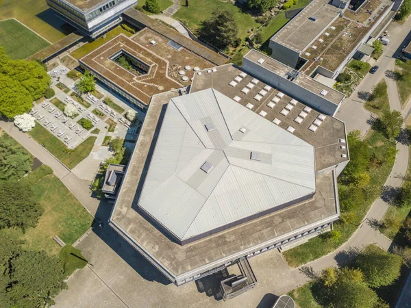 Flygfoto Över Universitetsbyggnader Overhead Skott Bygga Tak Parkmiljö — Stockfoto