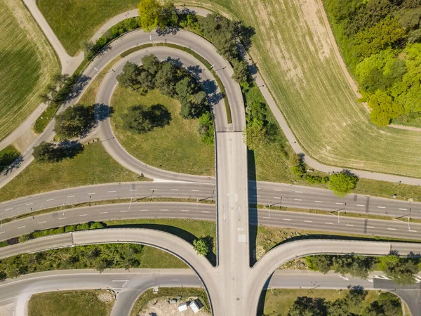 スイスの陸橋との道路交差点の空中ビュー — ストック写真