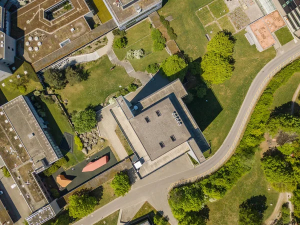Flygfoto Över Universitetsbyggnader Overhead Skott Bygga Tak Parkmiljö — Stockfoto