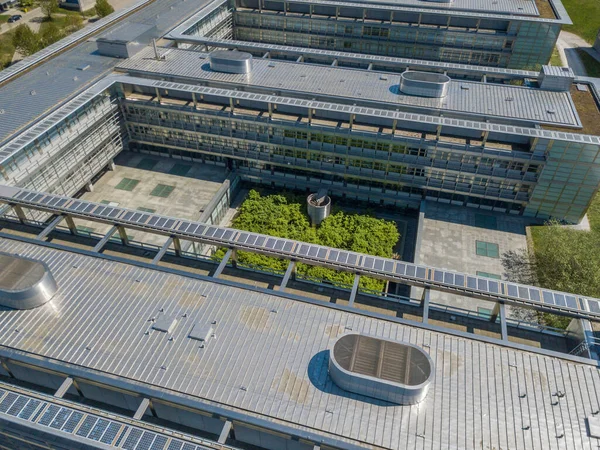 Vista Aerea Del Tetto Dell Edificio Universitario Con Cortile Verde — Foto Stock