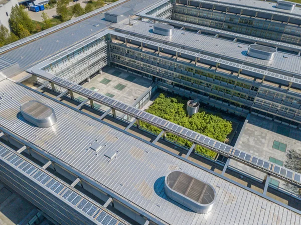 Vista Aerea Del Tetto Dell Edificio Universitario Con Cortile Verde — Foto Stock