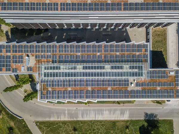 Elektrik üretimi için fotovoltaik paneli olan binaların çatılarının hava görüntüsü. Binalar için temiz enerji kavramı.