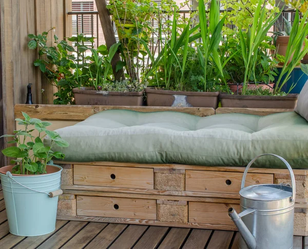 Gezellige Houten Palletbank Balkon — Stockfoto