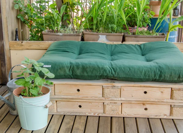 Gezellige Houten Palletbank Balkon — Stockfoto