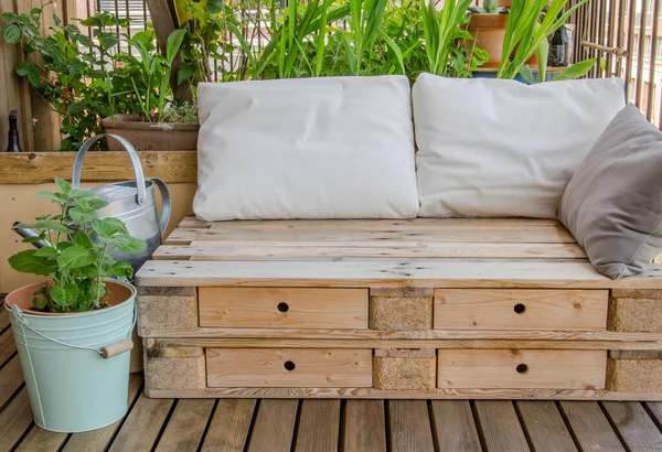 Gezellige Houten Palletbank Balkon — Stockfoto