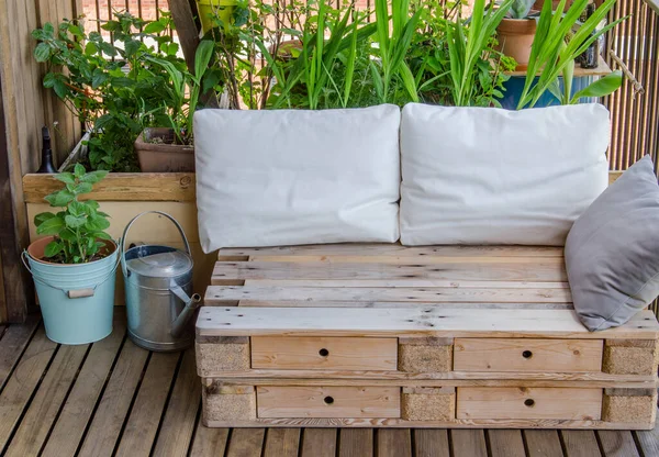 Gezellige Houten Palletbank Balkon — Stockfoto