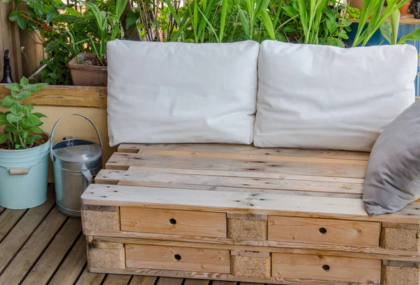 Gezellige Houten Palletbank Balkon — Stockfoto