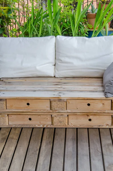 Gezellige Houten Palletbank Balkon — Stockfoto