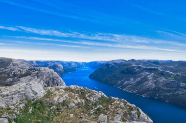 Kürsü Kayası (Preikestolen) mavi gökyüzü, Norveç 