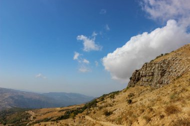bulutlu manzaralı dağlar 