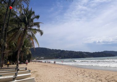 Mavi gökyüzü ile tropik sahil manzarası