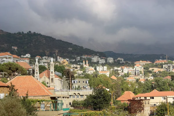 Eski köy evleri ve kilise