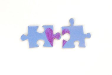 Arka planda bir kalp olan bulmaca.