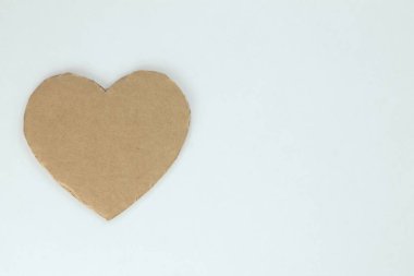 Arka planda karton kalp var..