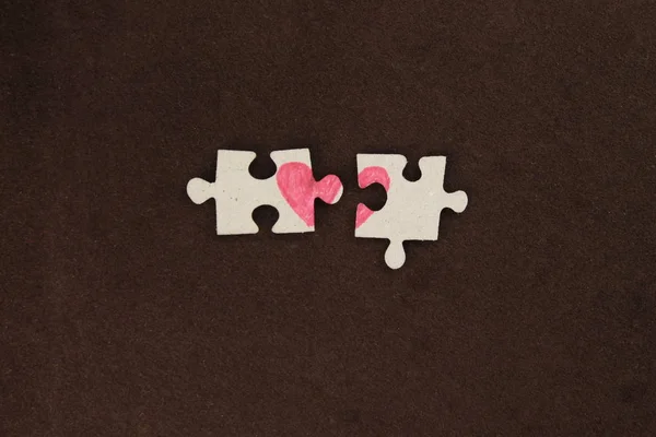 Puzzle Mit Herz Auf Braunem Hintergrund — Stockfoto