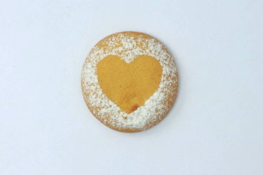 Kalp şeklinde altın zencefilli kurabiyeler..