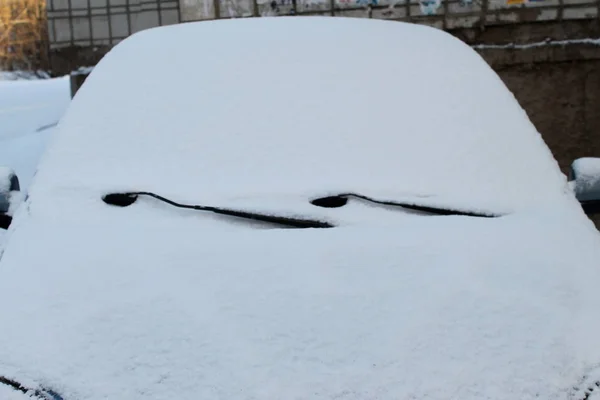 Автомобіль в сучасному стилі на білому тлі зі снігом на склі . — стокове фото