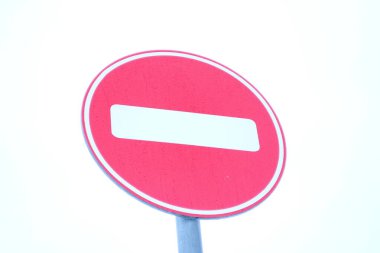 Beyaz arka plan üzerinde yol işaret durdurmak.