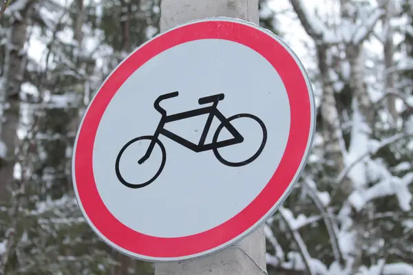 Señal de carretera de prohibición con una bicicleta — Foto de Stock