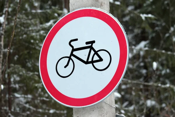 Verkeersbord op witte achtergrond. — Stockfoto