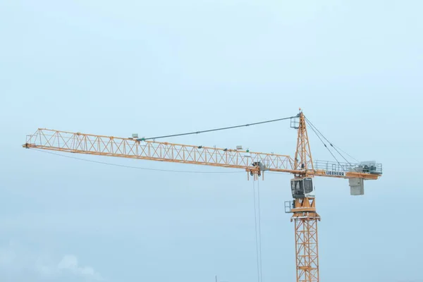 Moderna grúa torre que trabaja contra el cielo . —  Fotos de Stock