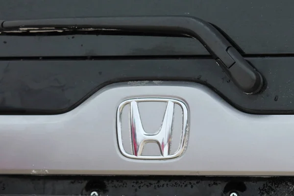 Honda araba logosu, ızgaraya yakın plan.
