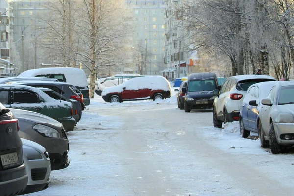 冬天，城市街道上被雪覆盖着的汽车 — 图库照片