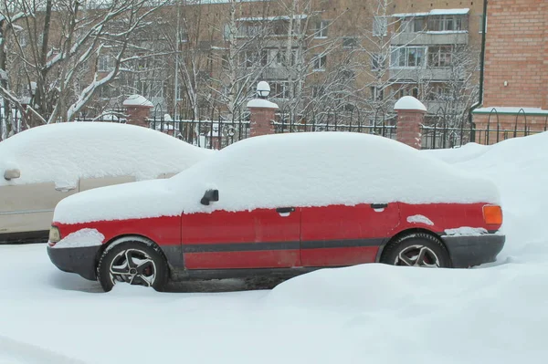 冬天，城市街道上的车被雪覆盖着 — 图库照片