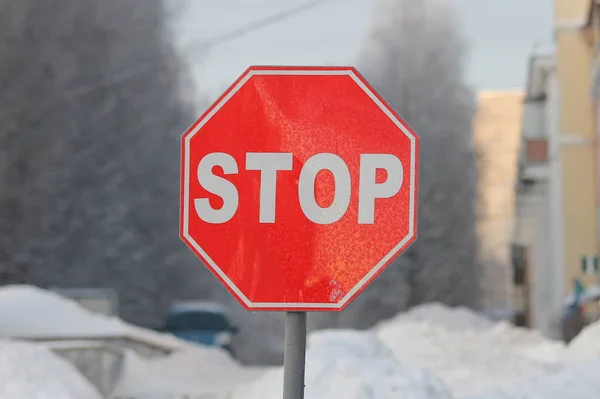 Verkeerstekens stoppen op winterachtergrond. Verkeersveiligheidsconcept. — Stockfoto