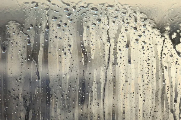 Vått glas vatten droppar bakgrund konsistens mönster. — Stockfoto
