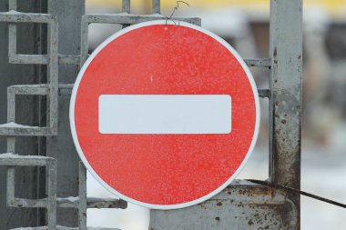Yol işareti çitlere girilmiyor.