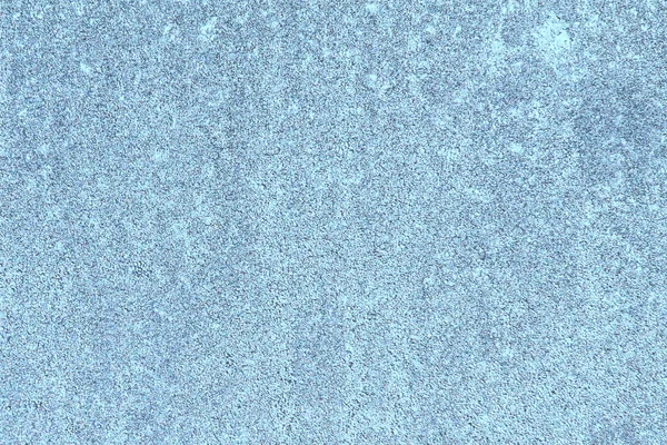 Vidrio de ventana azul cubierto de textura de patrón de hielo de escarcha. Naturaleza fría fondo de invierno — Foto de Stock