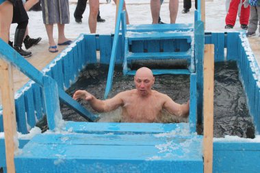 01.19.2020, Rusya, Syktyvkar. Vaftiz bayramında insanlar buz çukurunda yıkanır. Rus Ortodoks dini ayini. 