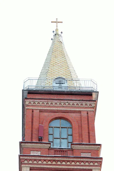 Frammento di una chiesa di mattoni rossi con finestre e tetto dorato — Foto Stock