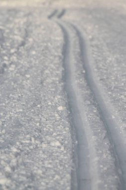 Karda kayak pisti, aktif kış tatili konsepti.