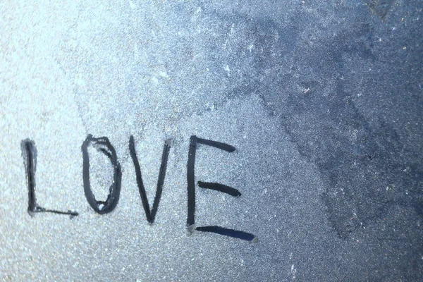 Слово любовь написана на замороженном окне концепция любви День Святого Валентина . — стоковое фото
